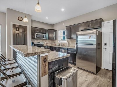 Aggieland 5 bedroom house steps from TAMU campus and Kyle Field.