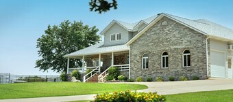 Eureka Springs Safari Park House, huge pool, Sleeps 11 on 4 acres