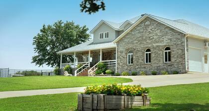 Eureka Springs Safari Park House, huge pool, Sleeps 11 on 4 acres