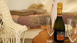 Una botella de Perlino Prosecco sobre una mesa con dos copas.