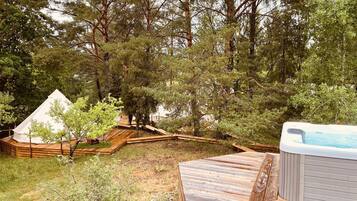 Cabin | Outdoor spa tub