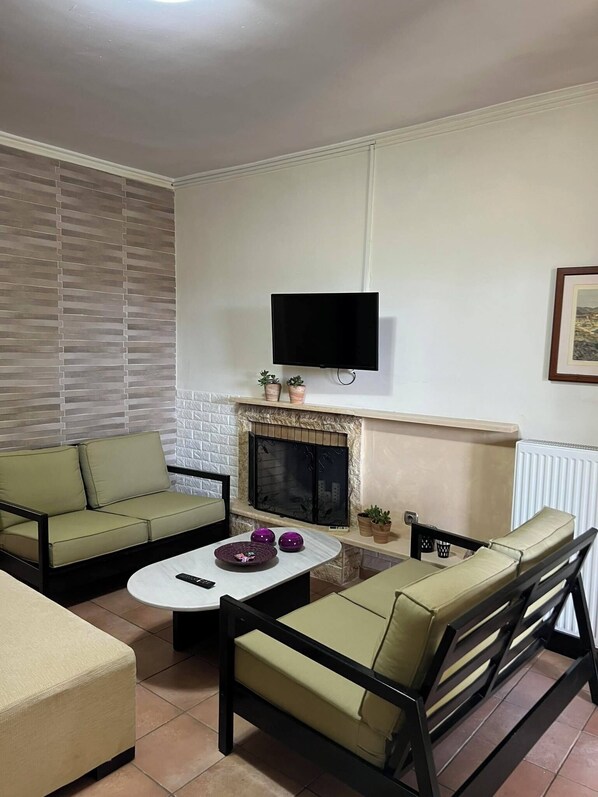 Smart TV, fireplace