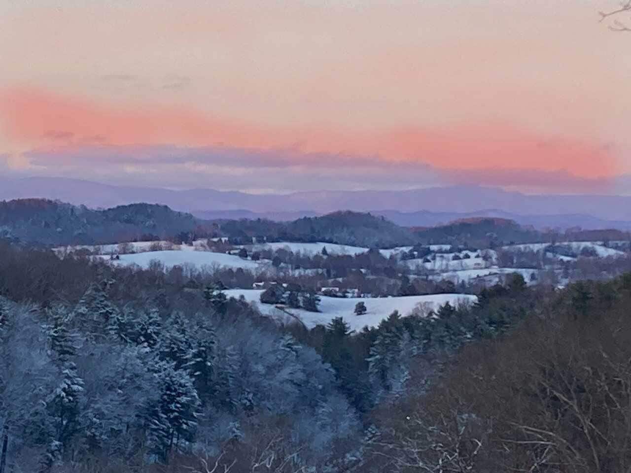 Unique 4 ac. private country estate, stunning views, 1/4 mile to Va. Creeper!