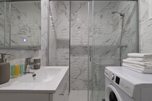 Shower, hair dryer, towels
