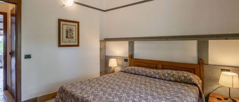 1 bedroom, bed sheets