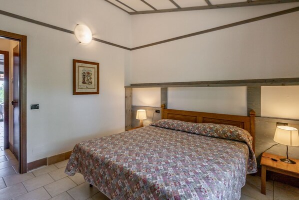 1 habitación, cuna de viaje y ropa de cama 