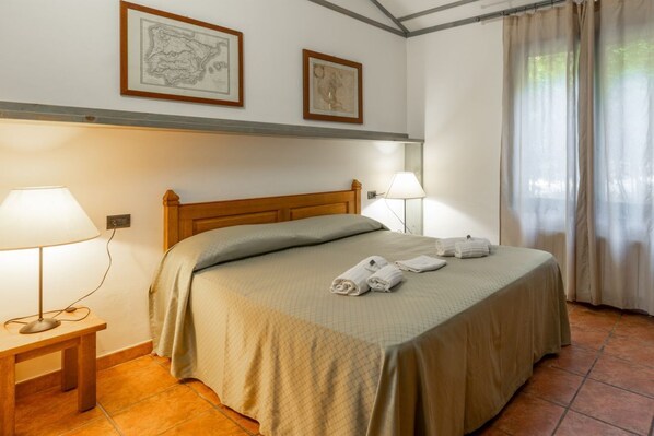 2 habitaciones, cuna de viaje y ropa de cama 