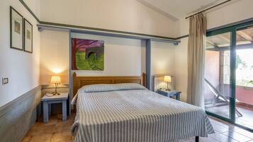 2 slaapkamers, reisbedje, beddengoed