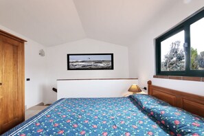 2 habitaciones, cuna de viaje y ropa de cama 