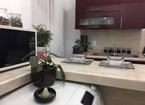 Microondas y utensilios de cocina 