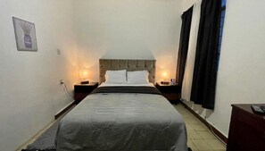 1 habitación, escritorio, tabla de planchar con plancha y wifi gratis 