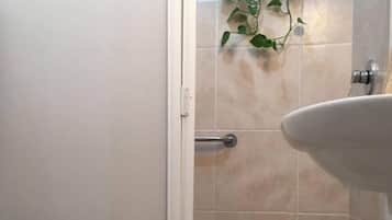 Douche, serviettes fournies, savon, shampoing