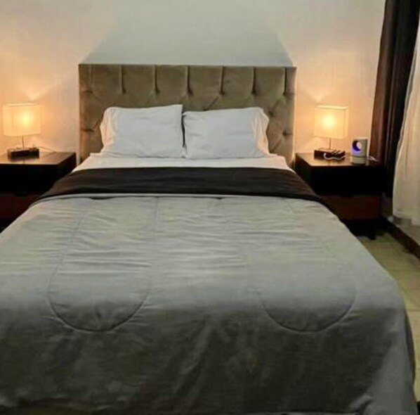 1 habitación, escritorio, tabla de planchar con plancha y wifi gratis 