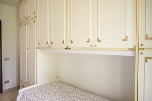 2 bedrooms, bed sheets