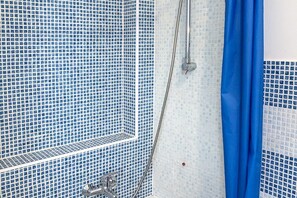 Combined shower/tub, bidet, towels - M368 - Marcelli, new three-room apartment with garden (Marcelli)