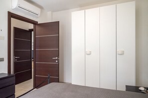 2 bedrooms, bed sheets