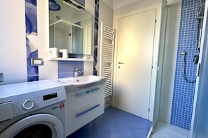 Een douche, een bidet, handdoeken