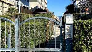 A gated entrance to a residential building with a staircase leading to the entrance. - P013 - Porto Recanati, renovated three-room apartment 50 meters from the sea (Porto Recanati)