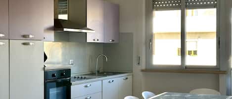 Jääkaappi, uuni, astianpesukone, ruokailupöytä