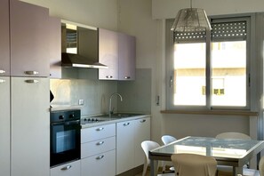 Réfrigérateur, four, lave-vaisselle, tables à manger