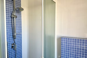 Dusche, Bidet, Handtücher