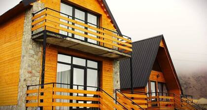Delightful 2-bedroom cottage in charming Stepantsminda awaits you