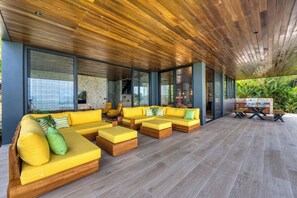 Outdoor dining - Luxury Design oceanview villa looking @the Whales Tales Secure & Concierge (Uvita)