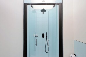 Habitación triple Deluxe, 2 habitaciones | Baño | Artículos de higiene personal gratuitos, secador de pelo y zapatillas