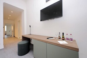 Habitació superior, 1 llit de matrimoni, planta baixa | 1 dormitori, caixa forta a l'habitació i escriptori 