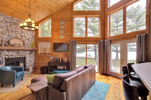 Lake front cottage less than 20 min from golf simulator/pool/bar/grill