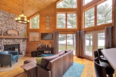 Lake front cottage less than 20 min from golf simulator/pool/bar/grill