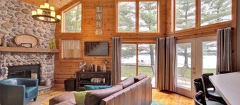 Lake front cottage less than 20 min from golf simulator/pool/bar/grill