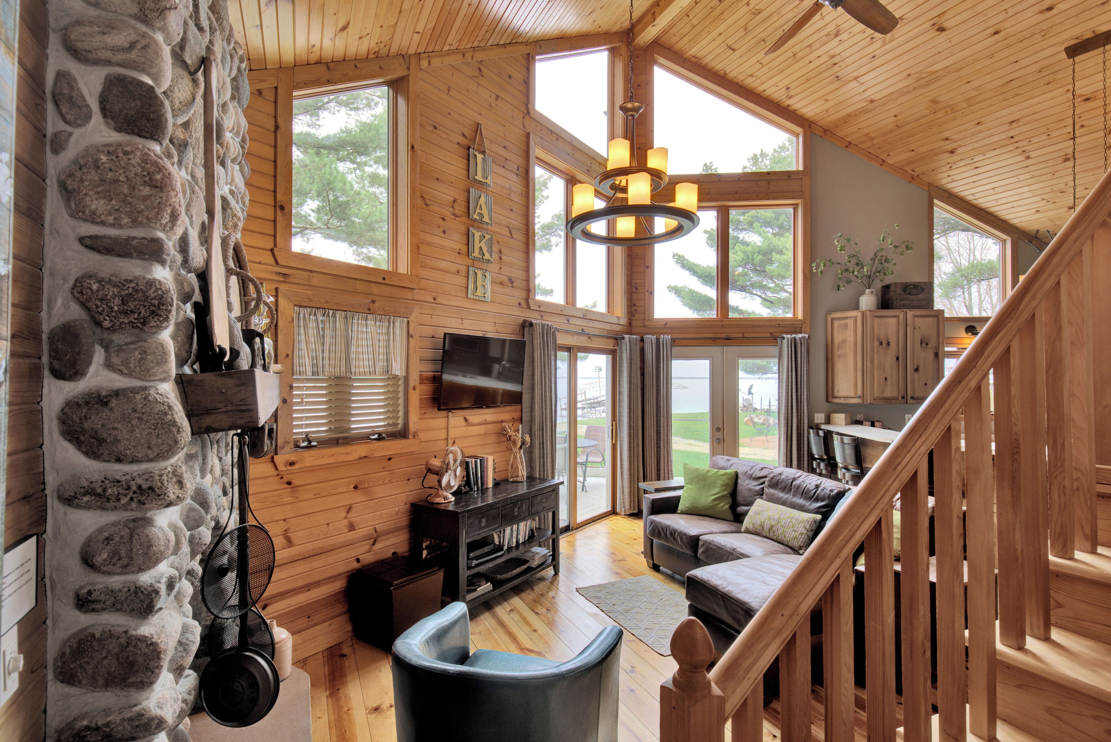 智能電視、壁爐、DVD 播放機、書籍