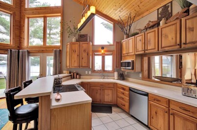 Lake front cottage less than 20 min from golf simulator/pool/bar/grill