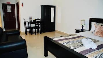 1 habitación, sistema de insonorización y tabla de planchar con plancha