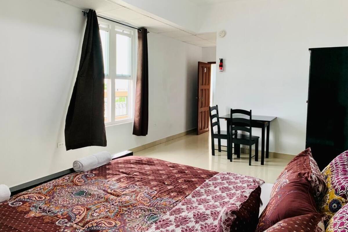 Ein Schlafzimmer mit einem Bett, einem Schreibtisch und einem Stuhl.