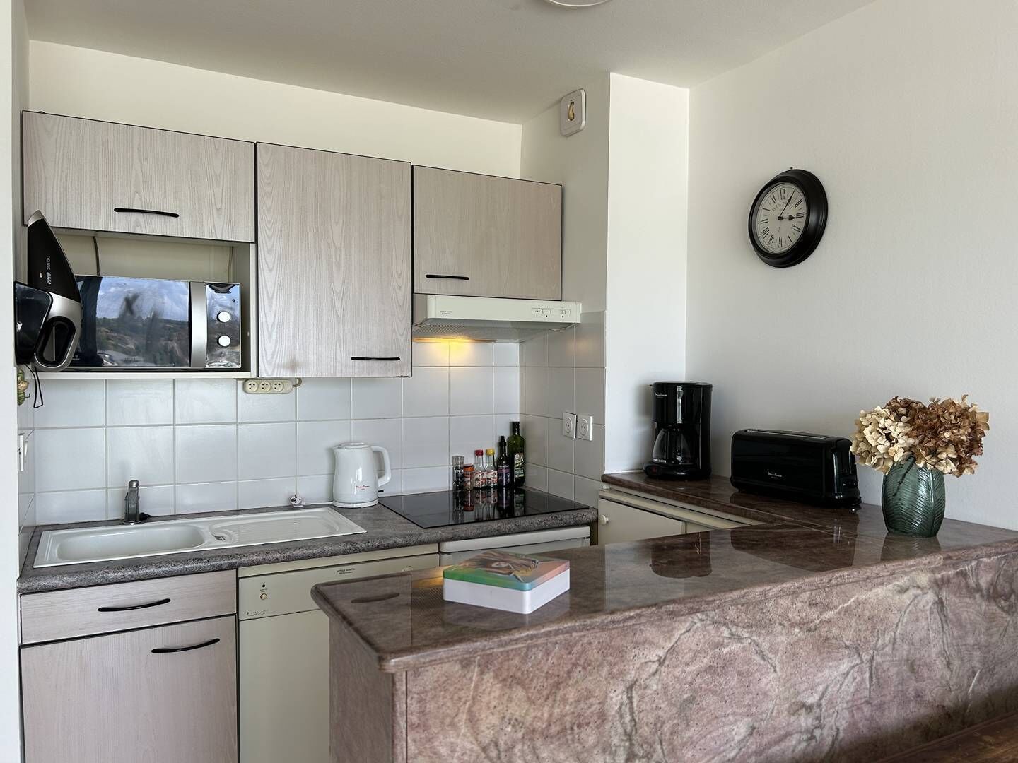 Kjøleskap, mikrobølgeovn, oppvaskmaskin og brødrister