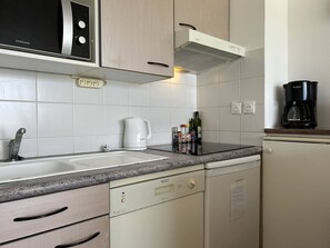 Kylskåp, mikrovågsugn, diskmaskin och brödrost