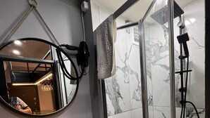 Superior Suite | Bathroom | Free toiletries, hair dryer, slippers - Mudem Butik (Istanbul)