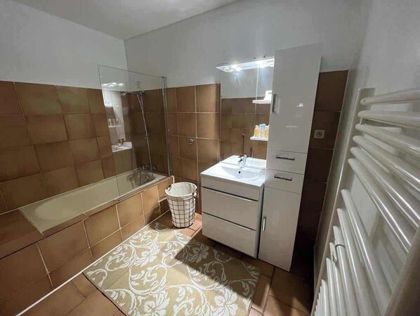 Secadora de cabello, jabón, papel de baño 