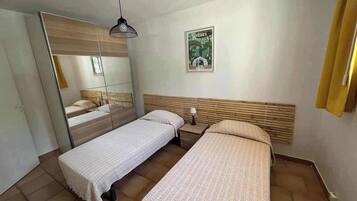 2 chambres, fer et planche à repasser, lit parapluie, draps fournis