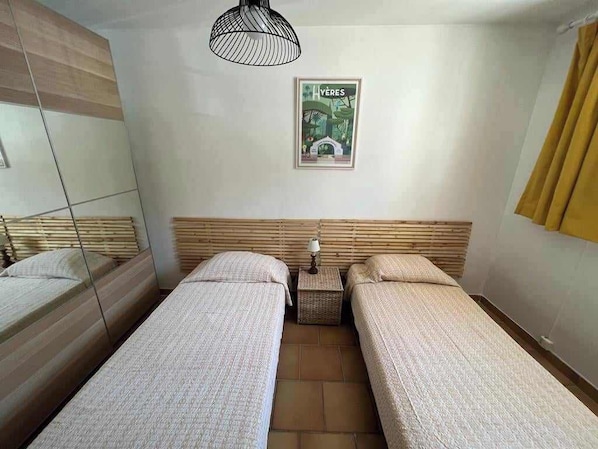 2 makuuhuonetta, silitysrauta/-lauta, vauvan matkasänky, vuodevaatteet