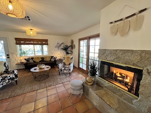 Smart-TV, Kamin, Bücher