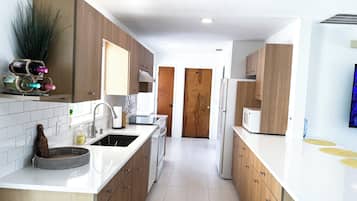 雪櫃、微波爐、焗爐、爐具