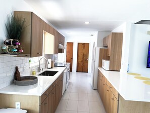 Refrigerador, microondas, horno y parrilla de estufa 