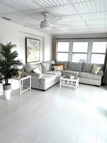 Waterfront Tranquil Paradise. 
Relax & enjoy beautiful sunsets from your dock! 