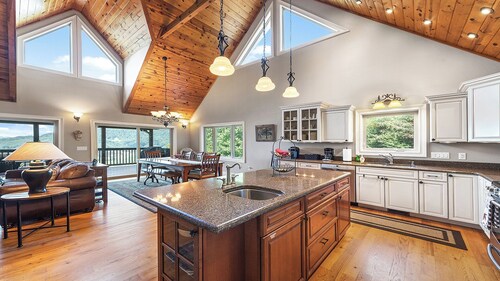 Layered Mtn Views, Privacy, Firepit, HOT TUB, High Speed Wifi, Game Room.