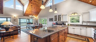 Layered Mtn Views, Privacy, Firepit, HOT TUB, High Speed Wifi, Game Room.