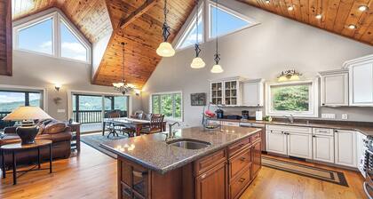 Layered Mtn Views, Privacy, Firepit, HOT TUB, High Speed Wifi, Game Room.