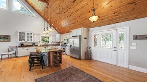 Fridge, microwave, oven, stovetop - Layered Mtn Views, Privacy, Firepit, HOT TUB, High Speed Wifi, Game Room. (Waynesville)